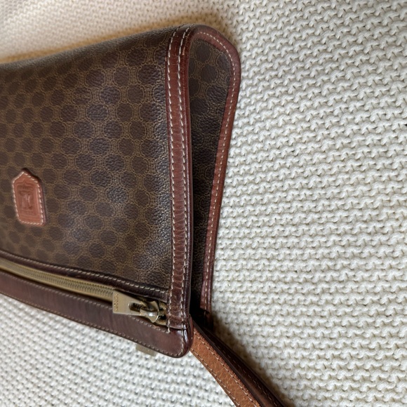 Celine Triomphe Vintage leather clutch bag
Good condition
Brown, Leather - Picture 6 of 14